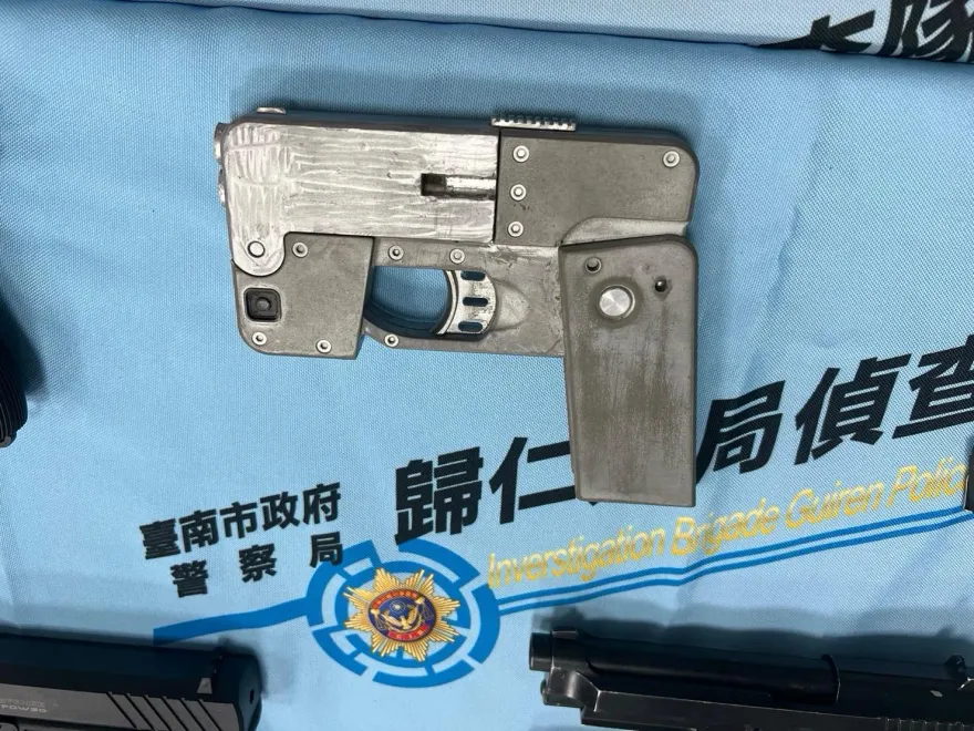 影/嚇！台南學生套房驚見「手機槍」還有土製炸彈　半夜改槍噪音露陷
