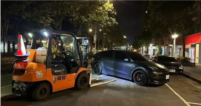 特斯拉停路邊車格半夜被「堆高機移到路中」　他看施工通知氣炸：那麼小
