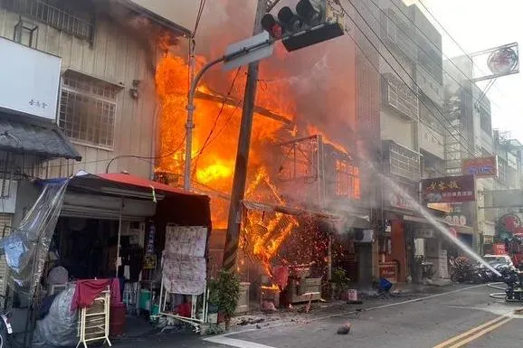 快訊/台中豐原商圈商家大火！火舌延燒2民宅、損失慘重