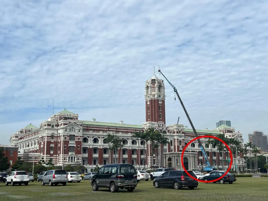 總統府「保養升旗桿」！記者關心竟遭嗆　網友歪樓狂刷留言