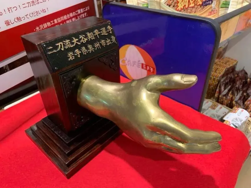 神之一握！民眾搶握大谷翔平雕像　「手指手掌都很粗」