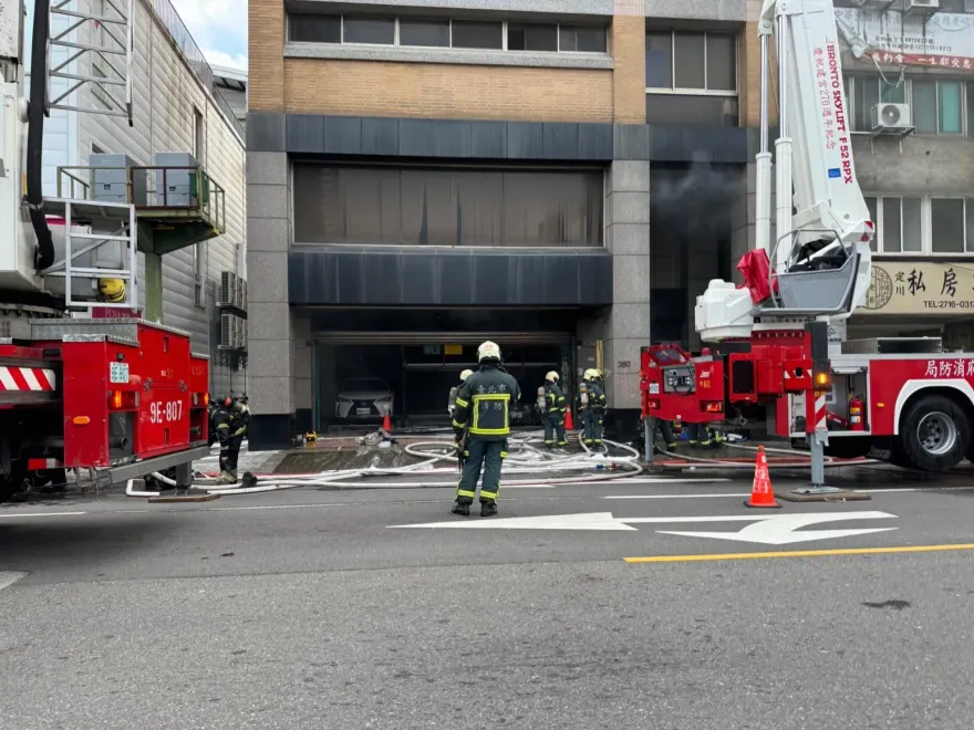 快訊/北市長春路環保大樓火警！2人受困獲救　民眾卻不顧冒濃煙執意要丟垃圾