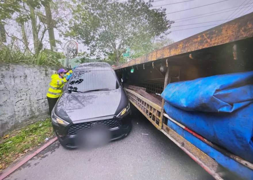 影/搶著右轉？桃園小轎車過彎被大貨車「夾到了」　慘卡路邊