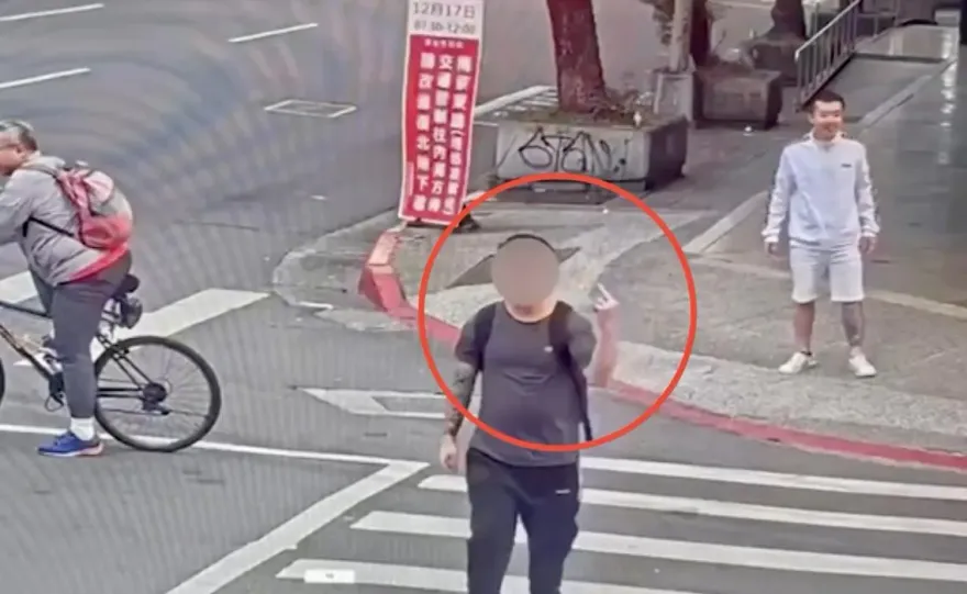 影/北市無聊男闖紅燈跳舞囂張比中指　警：已違規、觸法