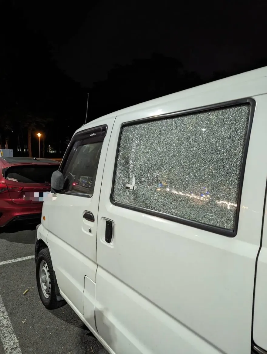 快訊/高雄晚間驚傳槍案！廂型車車窗遭射破