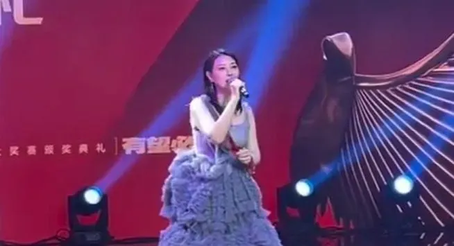 影/生前最後演出成絕響！周海媚頒獎典禮上獻唱《一生何求》