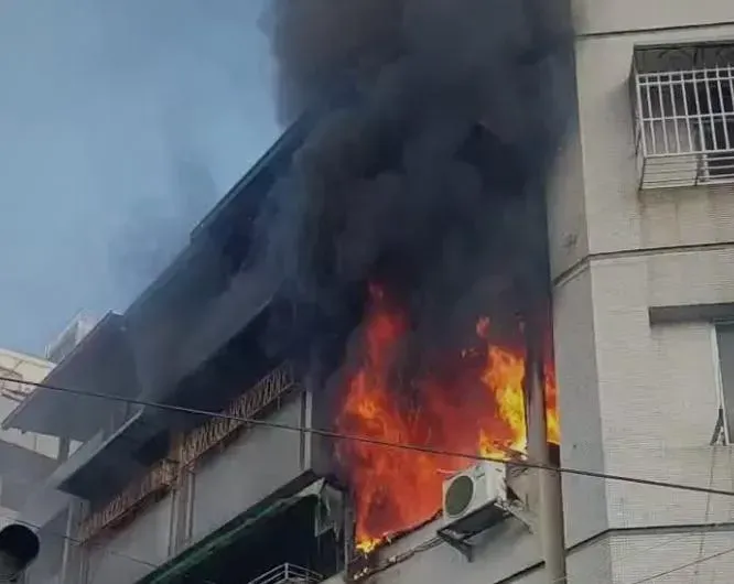 快訊/上班時間火警！台中SOGO商圈住宅燃燒　黑煙、烈焰竄出