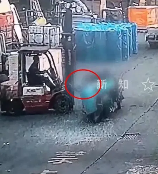 影/行動凶器！男子遭堆高機「恐怖牙叉」斷脖　驚悚畫面曝光