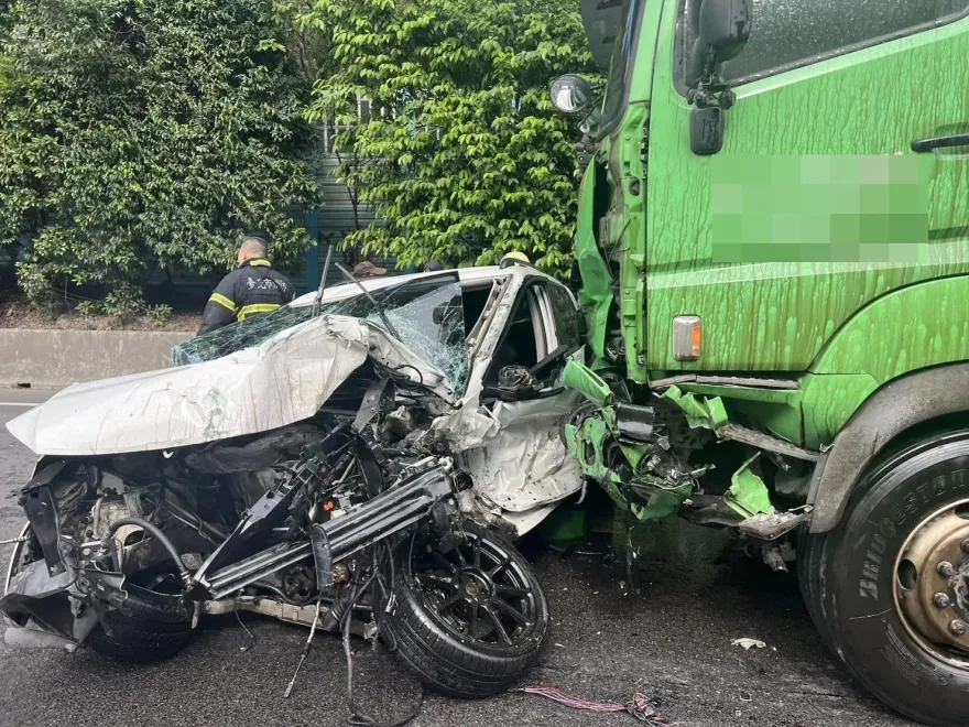 影/疑跨越雙白線「白車擠成鐵泥」！國1內湖段2大1小撞擊　女遭夾慘死