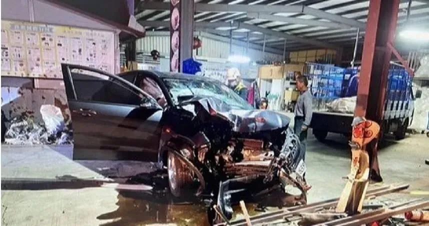 毫無減速！苗栗7旬翁自撞環保站鋼柱亡　車頭扭曲變廢鐵