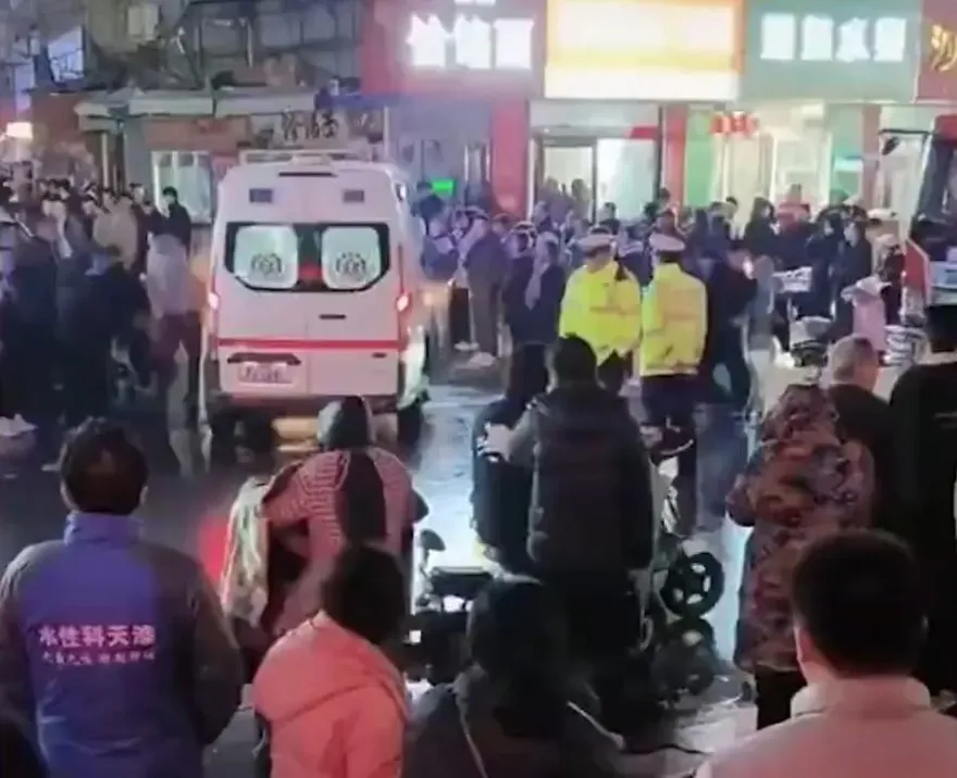 影/河南公寓驚傳氣爆意外釀4傷！天花板被震塌　大門窗框噴飛變形
