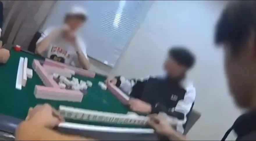 影/棋牌社臉書揪客切磋牌技　警突襲逮9人扣百萬賭資