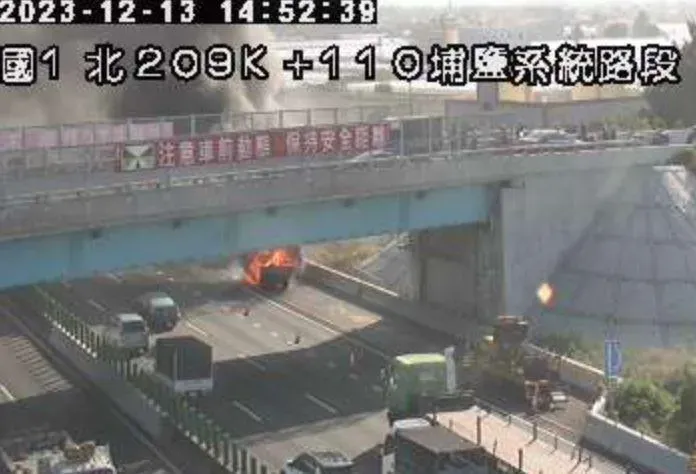 快訊/國1南向埔鹽段驚悚火燒車！濃煙佈滿國道擾視線　駕駛急跳車逃生