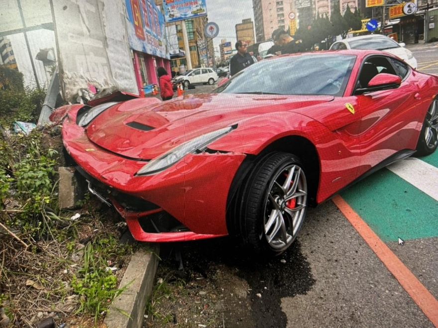 影/撞擊瞬間！中壢1710萬法拉利F12打滑自撞「恐花百萬修車」　駕駛才30歲
