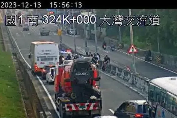 快訊/追撞完秒全武行！國1大灣交流道「猴群」圍車怒砸　出口交通一度癱瘓