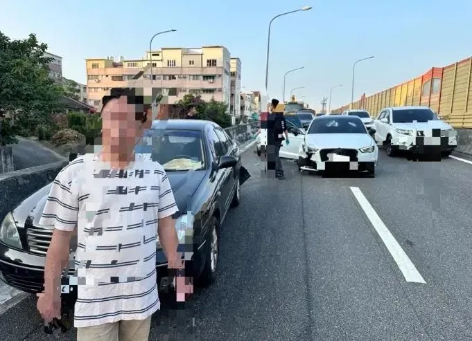 影/尬車釀禍怒下車敲窗！高雄大灣交流道5車連環撞　肇因是BMW對決奧迪