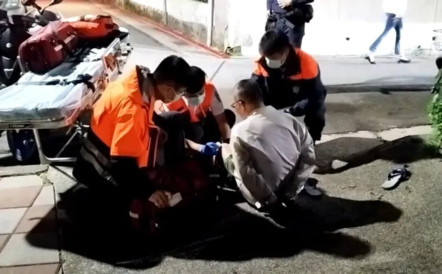 快訊/北投怪男公園持2菜刀攻擊路人　警及時壓制逮人