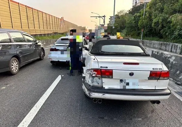 影/國1大灣交流道行車糾紛！BMW男追砸「假牌奥迪」波及3車　2駕駛全送辦