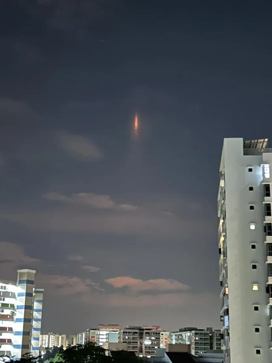 索倫之眼現身！新加坡夜空出現神秘橘色光束　專家稱真相為「極罕見光學現象」