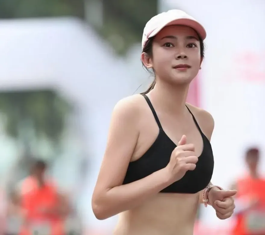 馬拉松美女跑者被抓包「修很大」！真實模樣曝　網傻眼：沒比較沒傷害