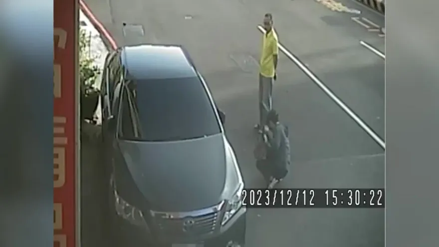 影/令人動容！台中498根螺絲釘撒一地　單車女冒險蹲路撿、警追糊塗駕駛開罰