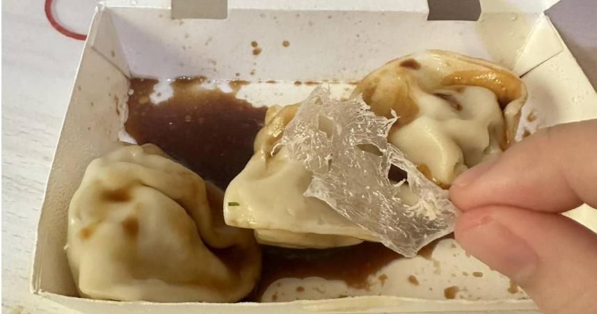 知名連鎖水餃內餡驚見「塑膠膜」！　網嚇壞：帶小孩去吃要小心