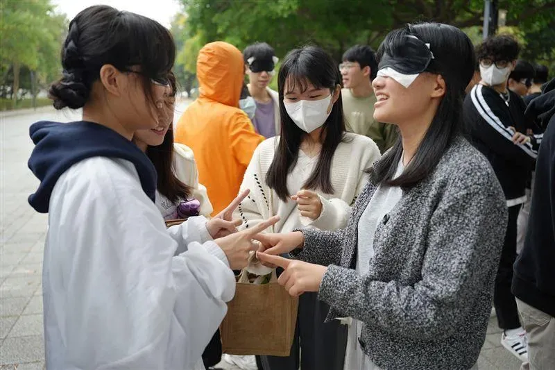 中興大學「全盲教授」開通識課　學生體驗無光生活：比想像中還可怕