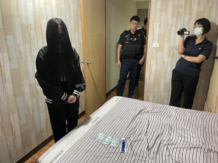 台南E杯小妖精「顏值好、很熱情」！收服客人時警來了　長相曝光