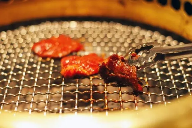 燒肉吃到飽不讓你吃回本！前員工揭「三大陷阱」　顧客中招還以為賺到