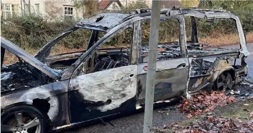 運送棺材途中突起火！靈車燒成廢鐵「遺體竟沒火化」　如期辦完告別式