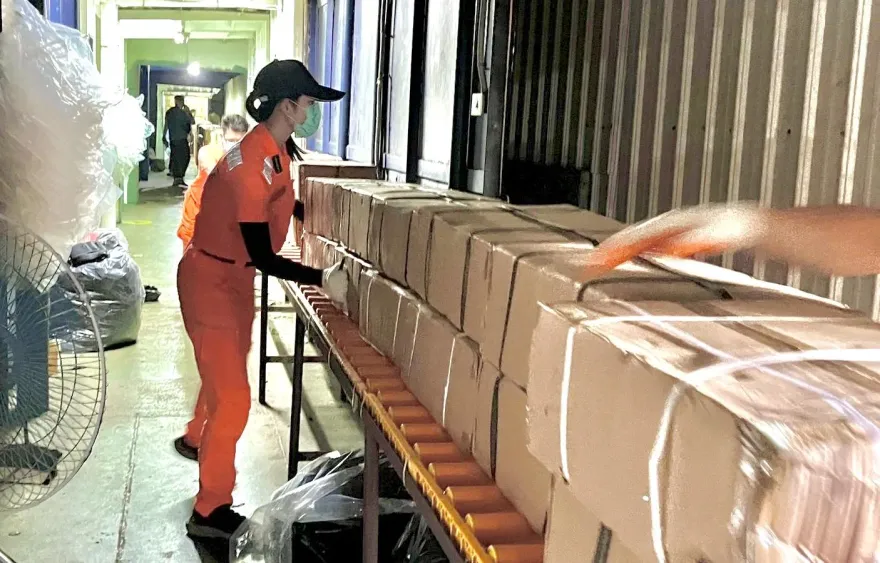 影/海巡破外籍油輪假修船真走私　扣148萬包私菸、70噸香菇市值2.5億