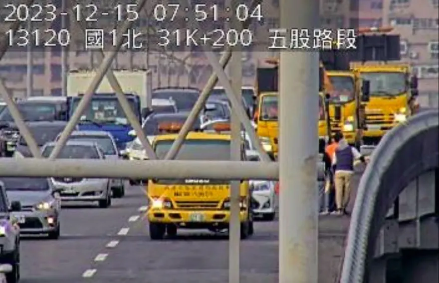 國道一號高架五股段「3車追撞」　車流回堵1公里