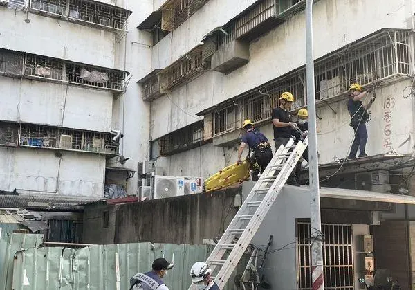 快訊/高雄鹽埕驚傳墜樓！男掉落遮雨棚卡冷氣架「無生命跡象」