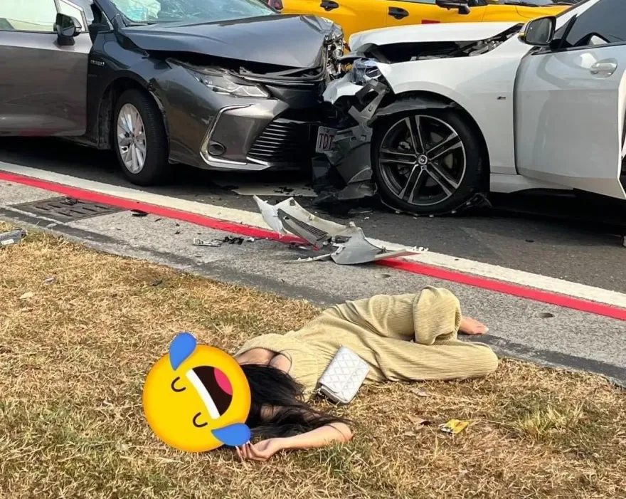 白BMW逆向對撞！「超兇」正妹赤腳躺地　網歪樓驚：氣囊對決
