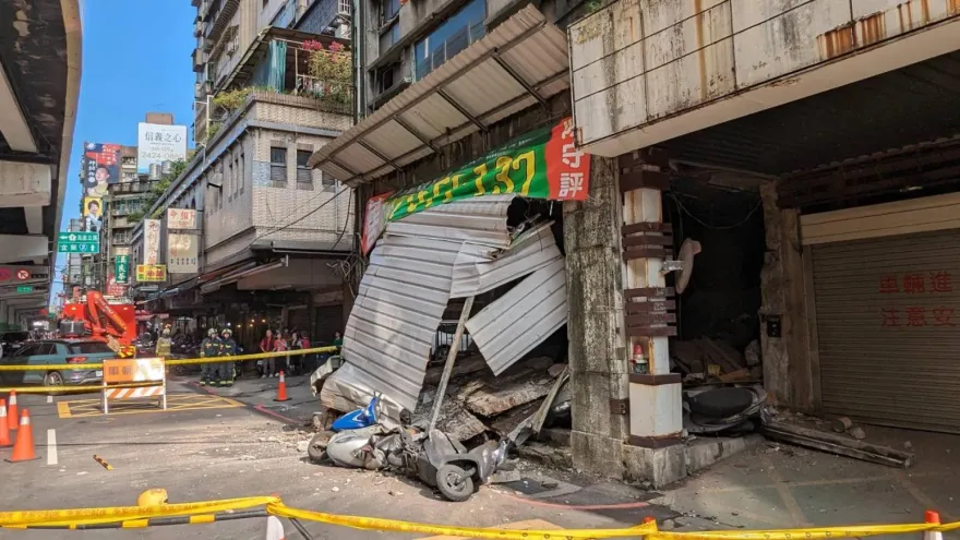 影/基隆老屋坍塌壓毀3車　謝國樑盤點「危樓」罰30萬下令拆
