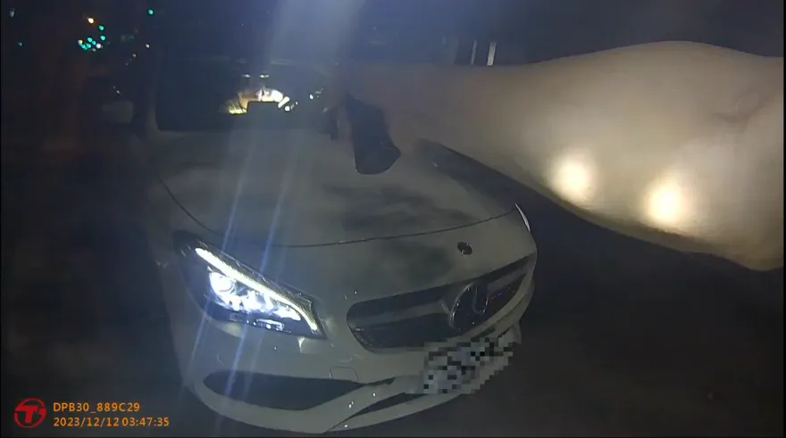 影/台中毒蟲凌晨坐豪車違停拉K　警破窗逮人查扣毒咖