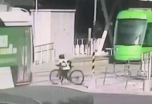 影/高雄輕軌又撞人！單車男闖軌道「只看一邊」　驚悚撞飛險遭輾
