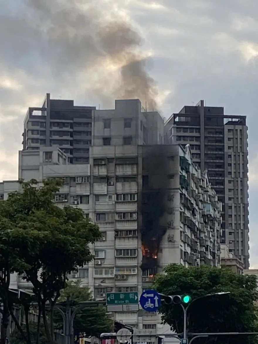 快訊/新北土城大樓起火！整面外牆全燒黑　驚險影像曝