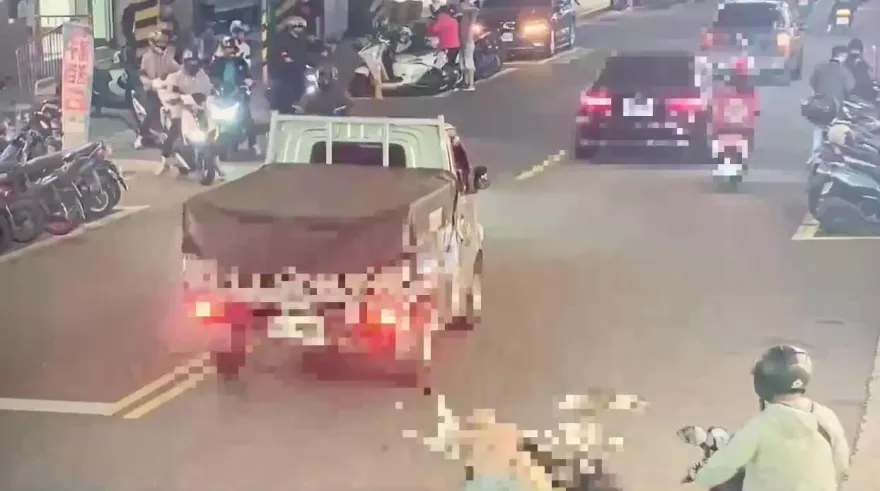 影/誰的錯？士林短褲妹走人行道過馬路　遭小貨車撞翻滾地