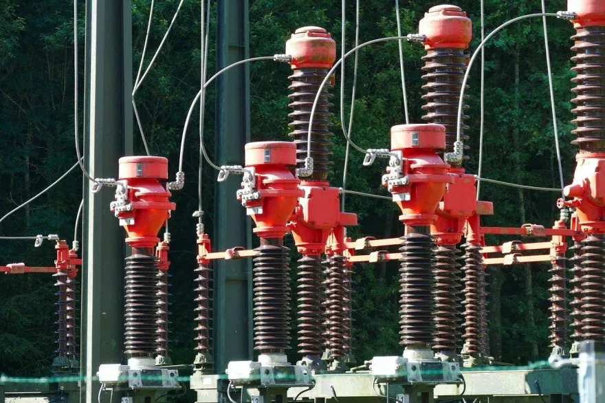 布魯克林發電廠輸電線路故障冒煙　紐約瞬間「短暫停電」影響5行政區
