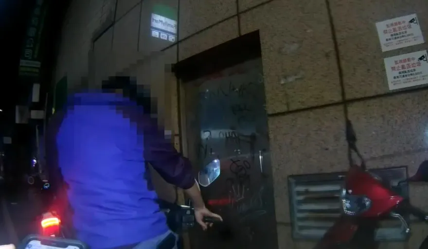 影/騎機車看到警察「心虛煞車」　警查獲男子「毒品藏薪資袋」