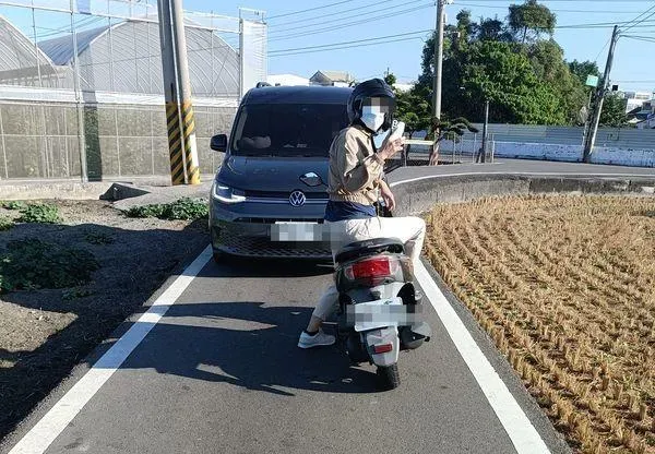 影/黑羊白羊！彰化妹子狹路相逢互不相讓　竟塞車僵持1小時…有夠狂