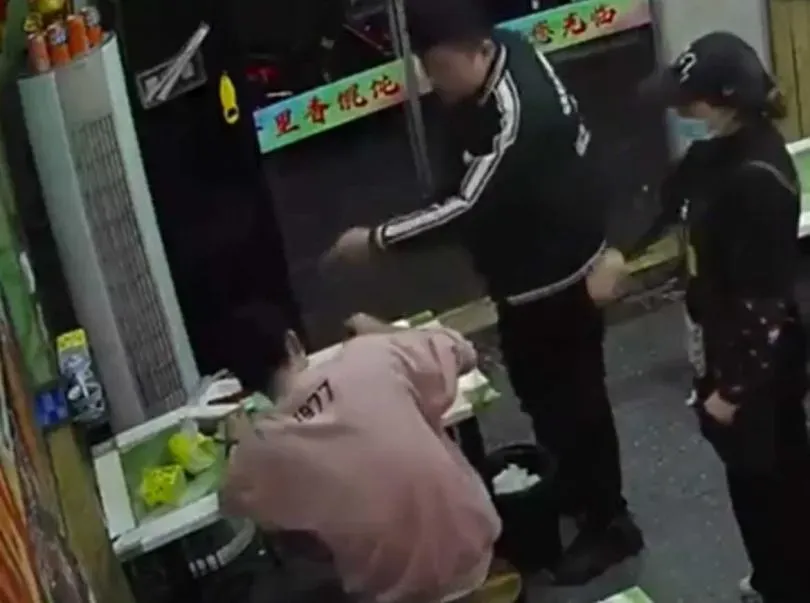 影/「醋」勁大發！小吃店老闆追打辱罵顧客　只因「調味料加太多」