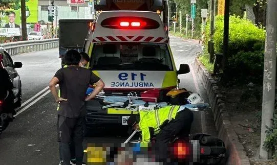 快訊/板橋環河路死亡車禍！騎士被水泥車擦撞倒地…慘遭輾爆頭