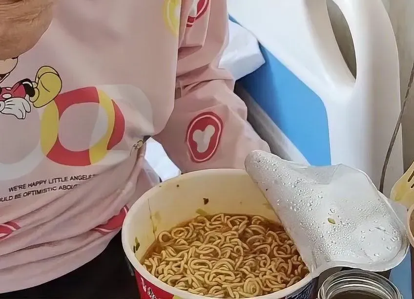 影/陸女博主逼住院婆婆吃泡麵　惹怒全網急澄清：找自己媽媽「擺拍」