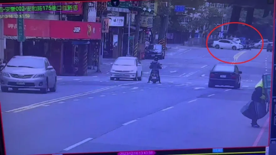 影/新店嚴重車禍！18歲騎士撞迴轉車　無生命跡象送醫搶救