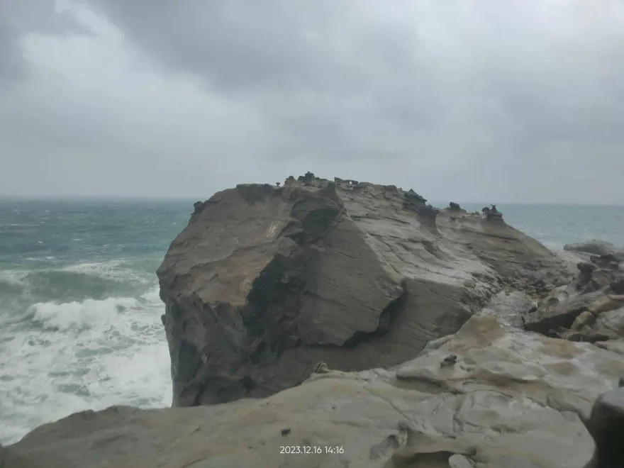 影/新北瑞芳知名景點「象鼻岩」崩塌斷鼻！疑雨勢、海浪太大釀禍
