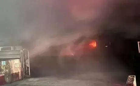 快訊/台南佳里凌晨惡火！汽車材料回收廠遭祝融「猛燒1小時」警消急灌救