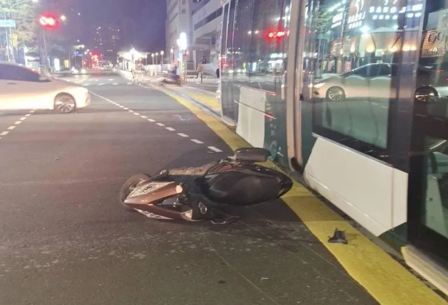 影/高雄輕軌2天2撞！女騎士疑硬闖軌道擦撞車體　臉、四肢擦傷