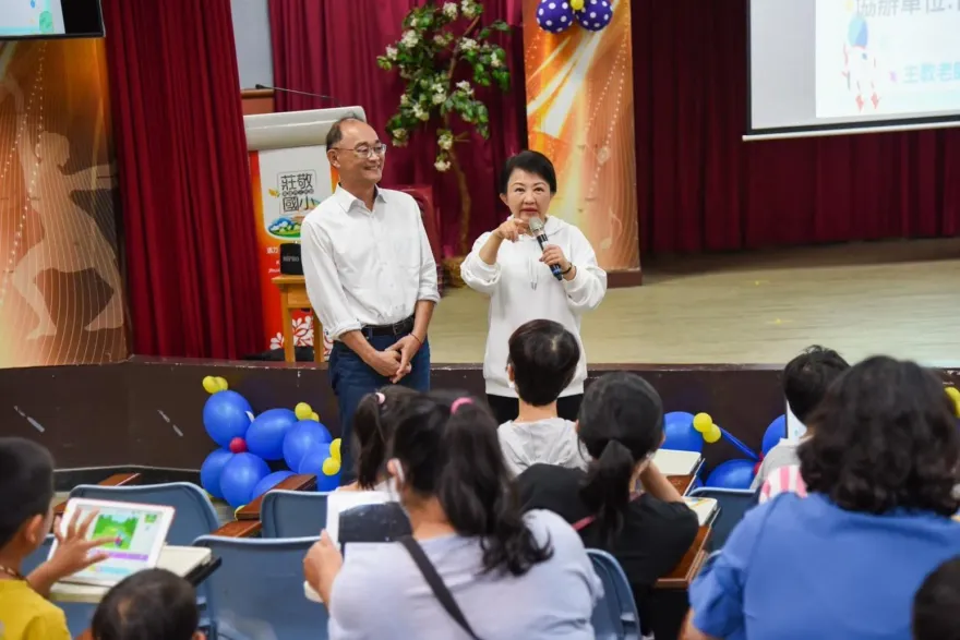 盧秀燕市場人氣旺　大讚黃柏霖為科丁儲人才